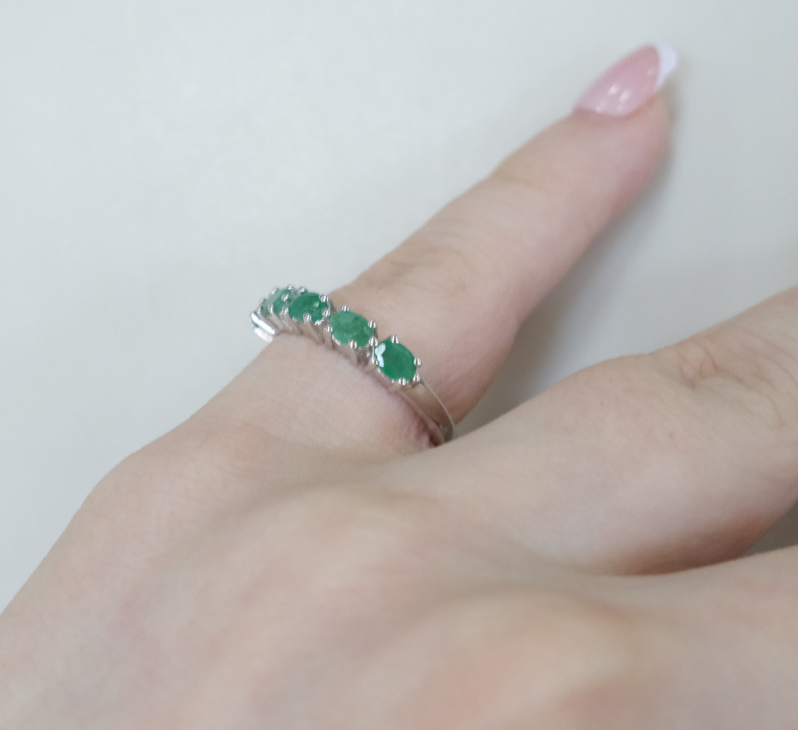 Серебряное кольцо с изумрудами